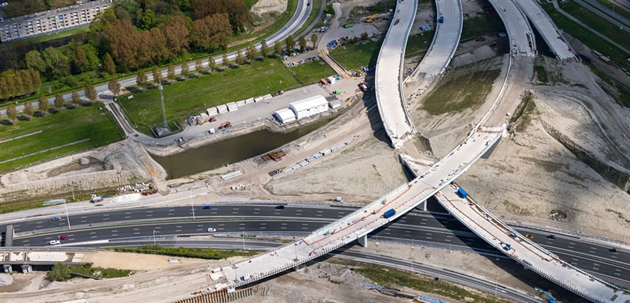 Bericht Inbouwen voegen viaducten knooppunt Rozenburg bekijken